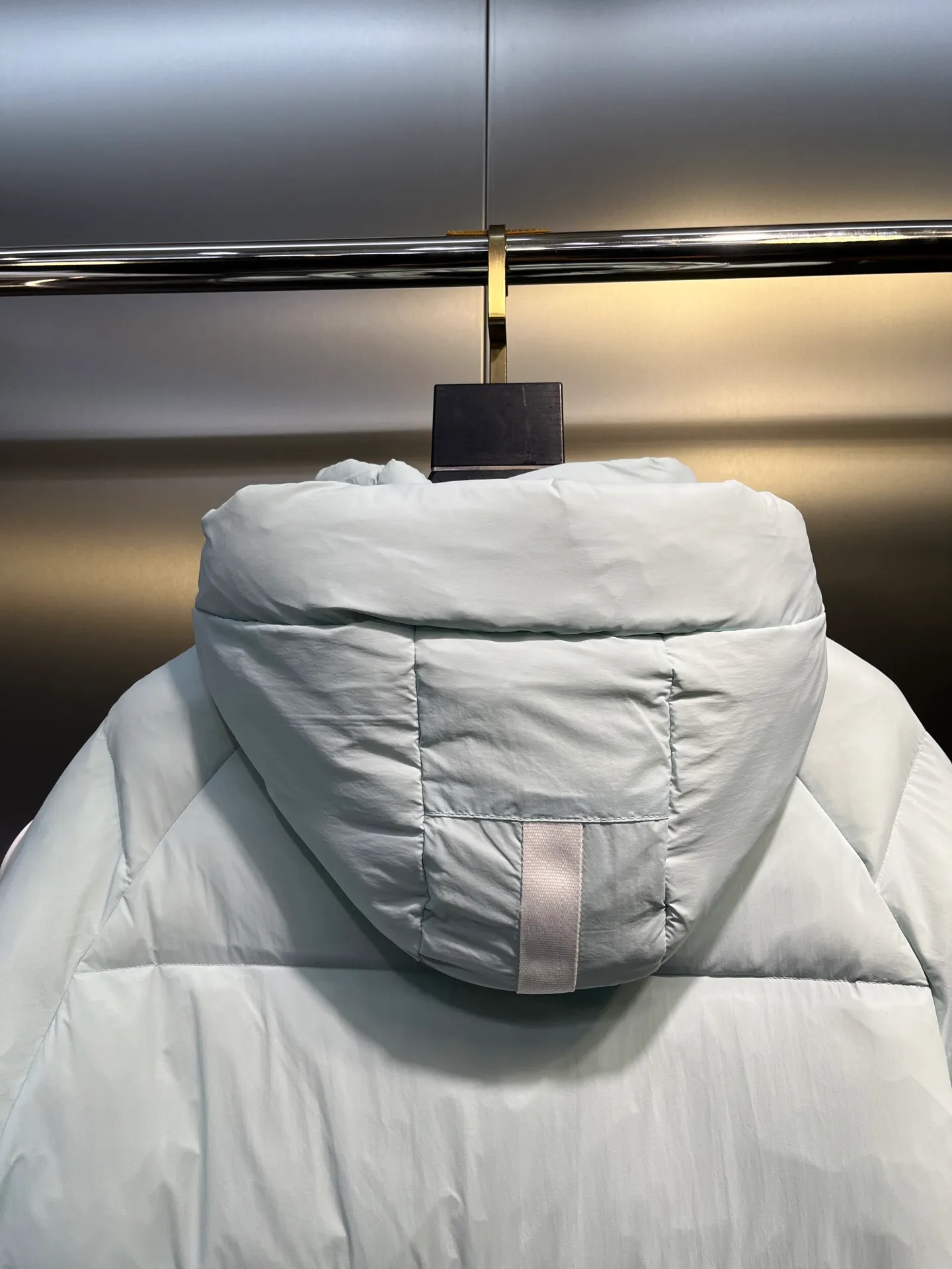P740 Big Goose Capsule White Label Down Canada Goos* Canada Goose's new limited white label bread jacket, the same style for men and women, filled with 625 fill power white goose down, and the fabric has a satin feel. Suitable for wearing in spring and autumn in various cities, this model has a stand-up collar design, classic and versatile, and has good thermal insulation effect! Fabric + Features: ✅Fabric: 85% polyester, 15% cotton, windproof and waterproof ✅Lining: 100% polyester, windproof and waterproof ✅Filling: 80% pure white duck down, 20% pure white feathers ✅Fillness: 625 ✅Care instructions: Dry cleaning ✅Zipper: Genuine YKK two-way entrance zipper ✅TEI Temperature Feeling Index 1: Lightweight minus 5 degrees to 5 degrees Technology: ✅The fabric is made of CORDURA polyamide fabric, which is a new functional fabric and a leading technological product. The durability is 2 times higher than ordinary nylon fabric. Wear resistance, strong tear resistance, good hand feel and good color. ✅The liner is filled with imported 625 fill power 90 white duck down, the liner is reinforced with anti-runaway velvet liner, and the fly on the front center fly is designed with snap buttons to prevent ventilation and rain. Whether it is hiking, urban walking or polar exploration, this model can help you find the Cana that suits your body, activities and lifestyle. Color: pink, blue, black, white Size: xs-l